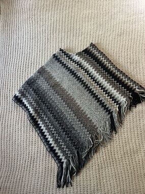 Woman’s Black & Gray Patterned Fringe Poncho